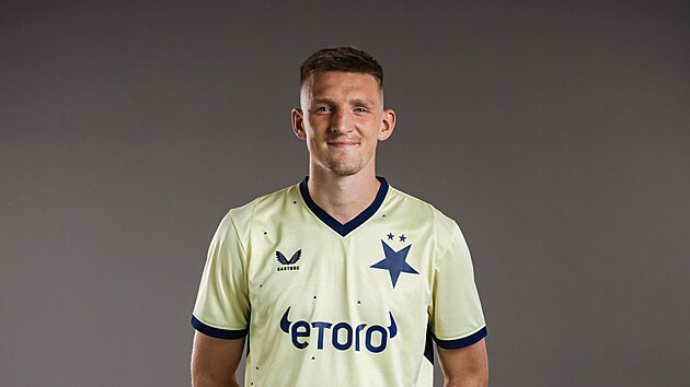 Obránce fotbalové Slavie Praha, Štěpán Chaloupek, pózuje v třetí sadě dresů pro sezonu 2026/2027.