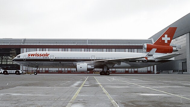 Letoun McDonnell Douglas MD-11 společnosti Swissair imatrikulace HB-IWF na letišti v Curychu v první polovině 90. let.