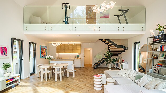 Francouzská okna ve všech místnostech zajišťují dostatek denního světla a přímý vstup ven.