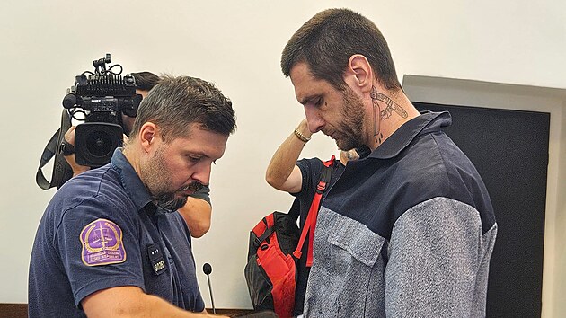 Obžalovaný Karel Maršo podle obžaloby v lednu v jedné z karvinských restaurací zaútočit nožem na partnera své bývalé družky. Několikrát jej bodnul a muž přežil jen díky včasné odborné pomoci.