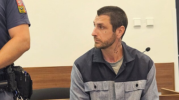 Obžalovaný Karel Maršo podle obžaloby v lednu v jedné z karvinských restaurací zaútočit nožem na partnera své bývalé družky. Několikrát jej bodnul a muž přežil jen díky včasné odborné pomoci.