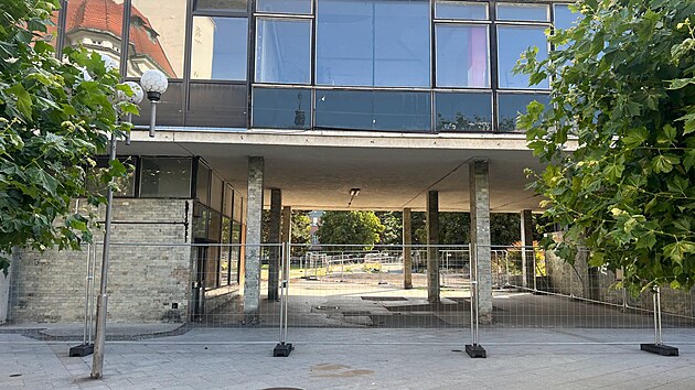 Demoliční firma už si prostor připravuje. Podloubím pod budovou už lidé neprojdou. Právě tato část se bude bourat.