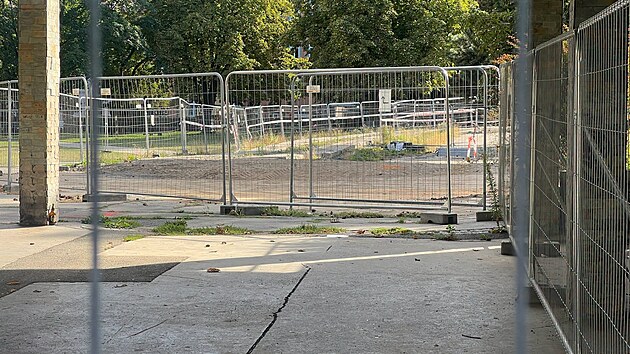 Demoliční firma už si prostor připravuje. Podloubím pod budovou už lidé neprojdou. Právě tato část se bude bourat.
