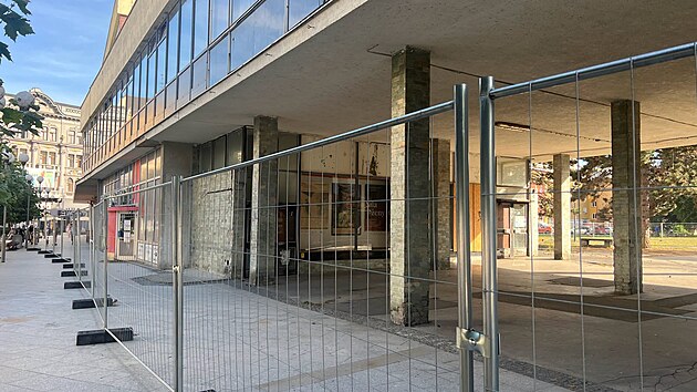 Demoliční firma už si prostor připravuje. Podloubím pod budovou už lidé neprojdou. Právě tato část se bude bourat.