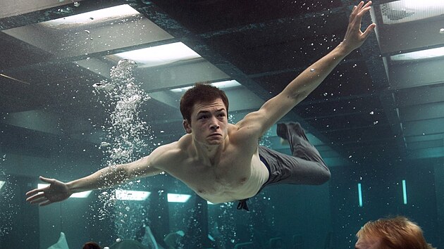 Taron Egerton ve filmu Kingsman: Tajná služba (2014)