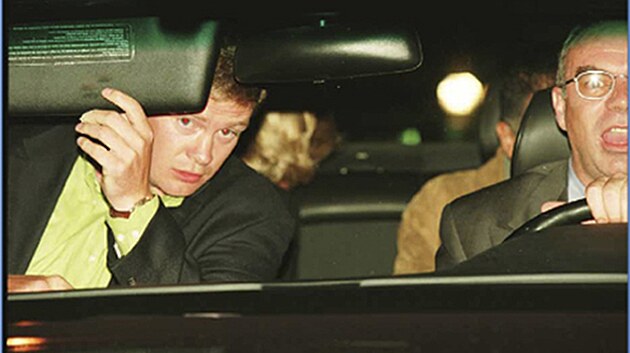 Během vyšetřování vedeného lordem Scottem Bakerem byly zveřejněny snímky těsně před nehodou 31. 8. 1997. Na snímku princezna Diana (vzadu vlevo), Dodi Fayed (vzadu vpravo), jejich osobní strážce Trevor Rees-Jones (vpředu vlevo) a řidič Henri Paul.