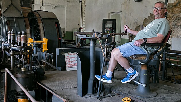V areálu bývalého hlubinného dolu Julius III v Kopistech na Mostecku, kde dnes sídlí Podkrušnohorské technické muzeum, se po více než třiceti letech opět roztočilo kolo – nebo přesněji lanovnice těžní věže. Spolu s ní ožil i historický parní těžní stroj z roku 1891. Zařízení se dala do pohybu díky rozsáhlé rekonstrukci těžní věže, v níž vzniká nová interaktivní expozice. Na snímku ředitel muzea Zbyněk Jakš.(srpen 2026)