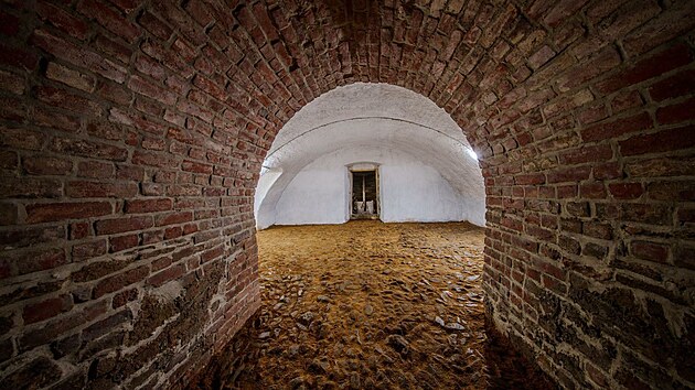 Jezuitsk&aacute; krypta pod olt&aacute;řem kostela sv. Ign&aacute;ce na chomutovsk&eacute;m n&aacute;měst&iacute;.