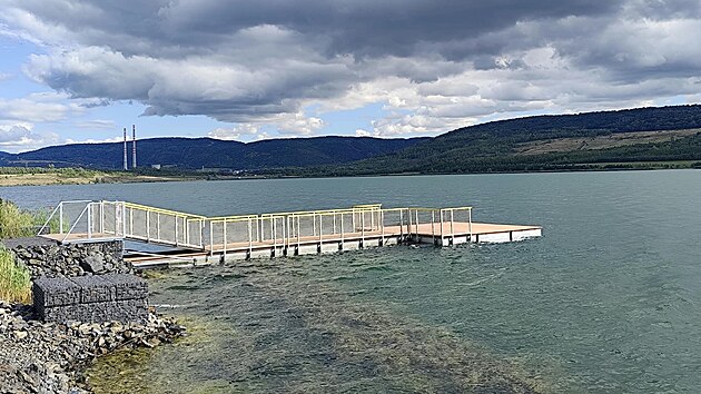 Mola u jezera Milada. Podle správce plochy ještě nejsou hotová, někteří lidé je ale navzdory zákazu využívají. (srpen 2026)