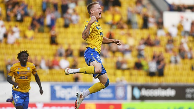 Gólová oslava Matěje Radosty v zápase s Jabloncem.