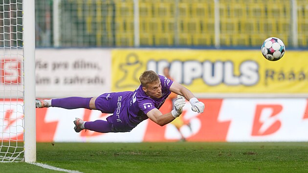 Jablonecký gólman Mihelak zasahuje v zápase s Teplicemi.