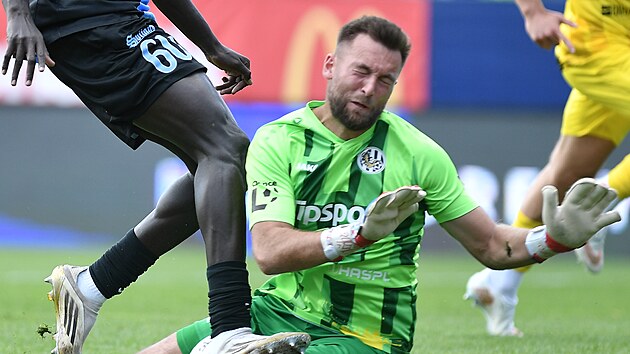 Libereck&yacute; z&aacute;ložn&iacute;k Fallou Faye při&scaron;lap&aacute;v&aacute; koleno brank&aacute;ře Adama Zadražila z Hradce.