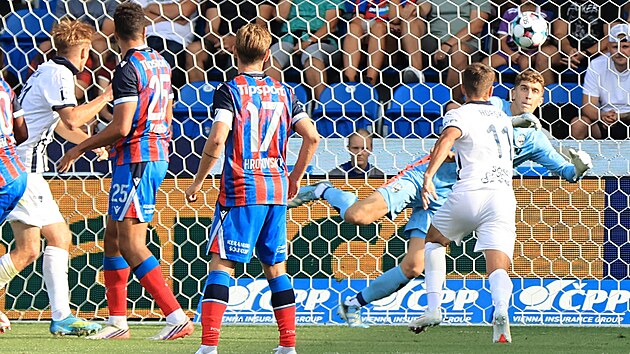Plzeňský brankář Florian Wiegele zasahuje před Filipem Horským ze Slovácka.