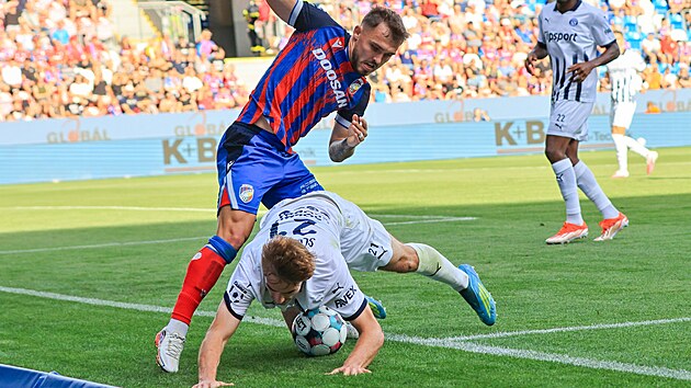 Obránce Šimon Slončík ze Slovácka padá v souboji s Tomášem Ladrou z Plzně.