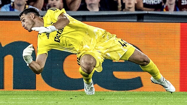 Sparťanský brankář Jakub Surovčík inkasuje gól v derby proti Slavii.