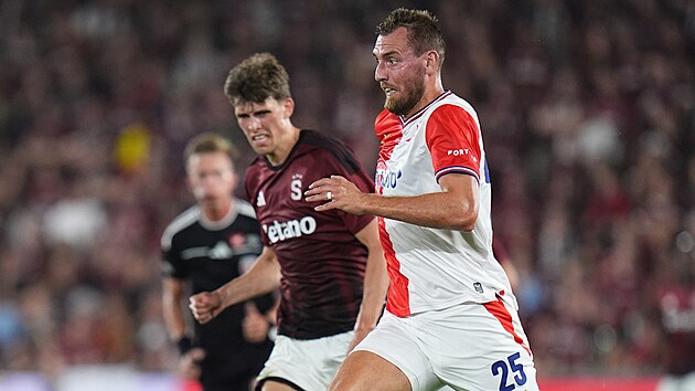Slávistický útočník Tomáš Chorý s míčem před Tobiasem Guddalem ze Sparty
