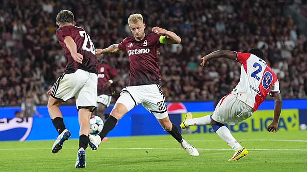 Slávistický křídelník Emmanuel Ayaosi střílí gól mezi sparťany Romanem Mackem (vlevo) a Jaroslavem Zeleným.