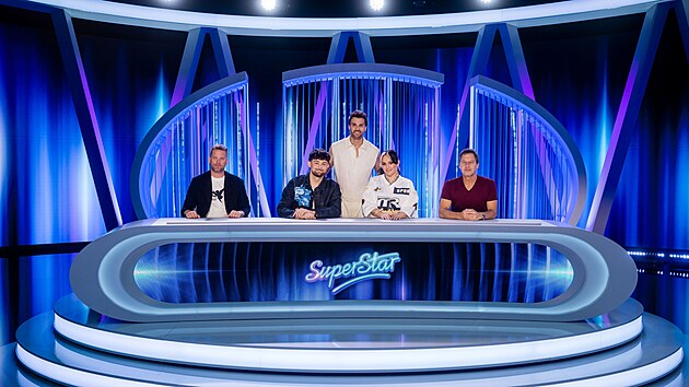 Před novou porotou ve složen&iacute; Ewa Farna, Pavol Habera, Jakub Prachař a Calin se představ&iacute; odv&aacute;žn&iacute; uchazeči o titul SuperStar a finančn&iacute; v&yacute;hru 2 miliony korun.