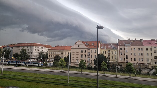 Příchod bouřkového systému na čele se shelf cloudem nad Prahou. (31. srpna 2026)