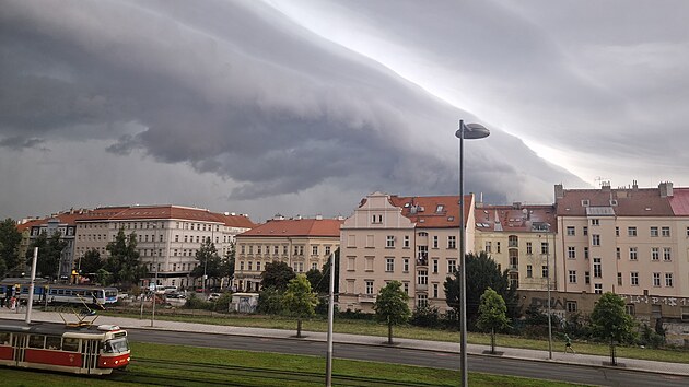 Příchod bouřkového systému na čele se shelf cloudem nad Prahou. (31. srpna 2026)
