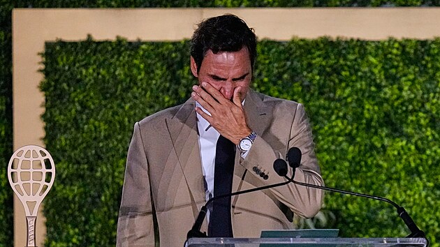 Dojatý Roger Federer při uvedení do tenisové Síně slávy