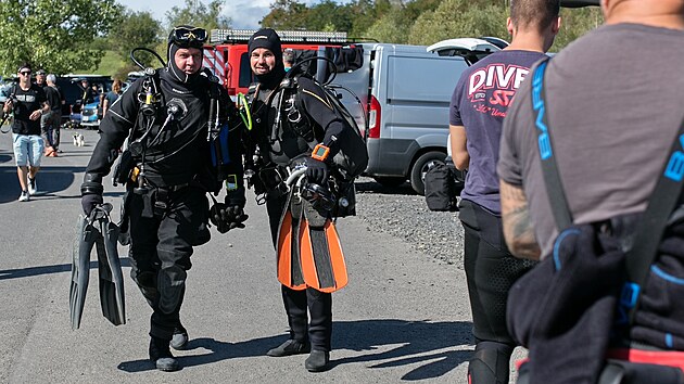 Zhruba sto dobrovoln&iacute;ků, vět&scaron;inou pot&aacute;pěčů, p&aacute;tralo v neděli u jezera Most po devaten&aacute;ctilet&eacute;m mlad&iacute;kovi. Ten zmizel na zač&aacute;tku srpna při siln&eacute; bouřce, kdy neudržel rovnov&aacute;hu na paddleboardu a spadl do vody. (30. srpna 2026)