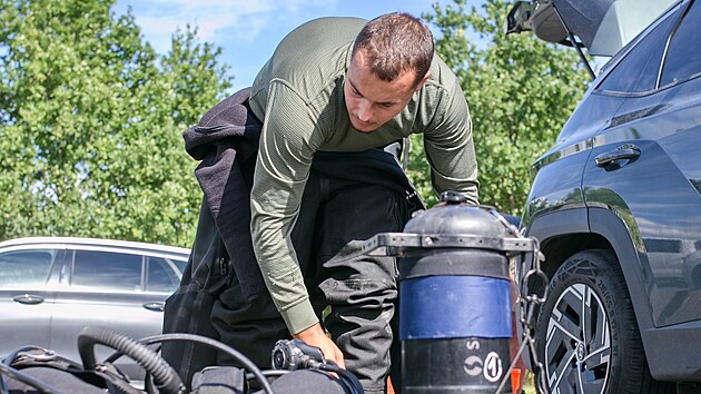 Zhruba sto dobrovoln&iacute;ků, vět&scaron;inou pot&aacute;pěčů, p&aacute;tralo v neděli u jezera Most po devaten&aacute;ctilet&eacute;m mlad&iacute;kovi. Ten zmizel na zač&aacute;tku srpna při siln&eacute; bouřce, kdy neudržel rovnov&aacute;hu na paddleboardu a spadl do vody. (30. srpna 2026)