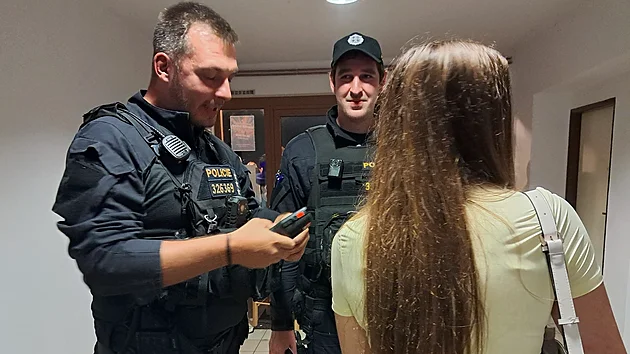 Policisté na jedné diskotéce na Strakonicku zkontrolovali 58 mladistvých. Osm z nich mělo pozitivní test na alkohol. (28. srpna 2026)