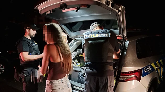 Policisté na jedné diskotéce na Strakonicku zkontrolovali 58 mladistvých. Osm z nich mělo pozitivní test na alkohol. (28. srpna 2026)