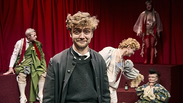 Prokop Zach v roli Artura, který chce nastolit řád v rodně, kde panuje absolutní svoboda. Inscenace Tango bude mít premiéru 4. září.