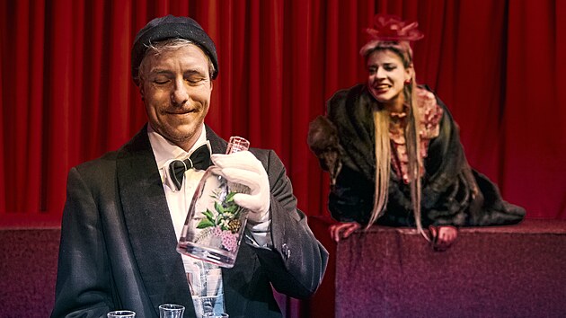 Mrożkovo Tango v režii Gabriely Gabašové začíná jako groteskní komedie, která se postupně mění v drama.