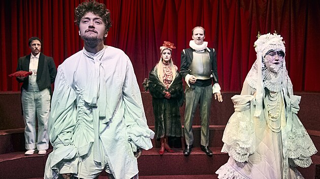 Mrożkovo Tango v režii Gabriely Gabašové začíná jako groteskní komedie, která se postupně mění v drama.