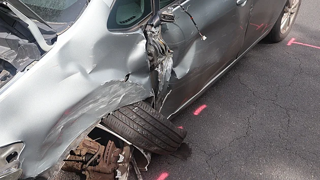 Při střetu s protijedoucí toyotou neutrpěla ani jedna z řidiček zranění.