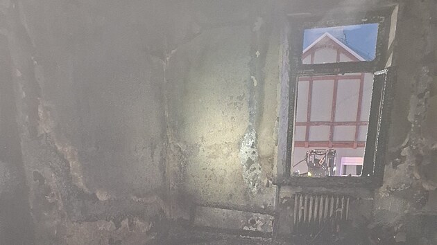 Všechny složky integrovaného záchranného systému zasahovaly v Šumperku u požáru ubytovny. Hasiči z budovy zachránili celkem 20 lidí, polovina utrpěla zranění a dva skončili v nemocnici v kritickém stavu. (30. srpna 2026)