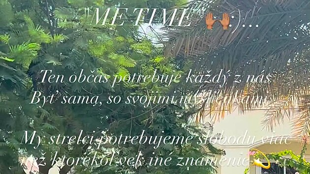Dara Rolins v plavkách pozdravila fanoušky na Instagramu z Emirátů, kam vyrazila sama. (srpen 2026)