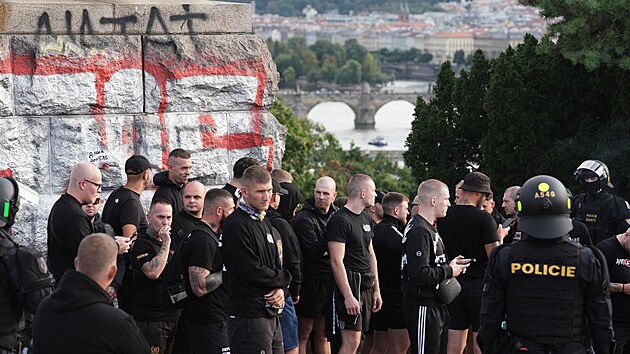 Policie zasahovala při pochodu fanoušků Slavie na fotbalové derby se Spartou. U Metronomu zadržela dvacítku mužů, kteří se chystali na pochod zaútočit rozebranou dlažbou. (30. srpna 2026