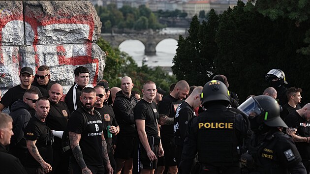 Policie zasahovala při pochodu fanoušků Slavie na fotbalové derby se Spartou. U Metronomu zadržela dvacítku mužů, kteří se chystali na pochod zaútočit rozebranou dlažbou. (30. srpna 2026