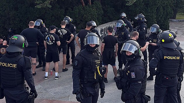 Policie zasahovala při pochodu fanoušků Slavie na fotbalové derby se Spartou. U Metronomu zadržela dvacítku mužů, kteří se chystali na pochod zaútočit rozebranou dlažbou. (30. srpna 2026)