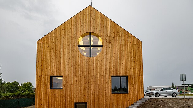 Multifunkční budova úřadu za 25 milionů v Tetíně korun je moderní. Obec pořídila hlubinné čerpadlo, fotovoltaické panely, podlahové topení či rekuperaci vzduchu. (31. srpna 2026)