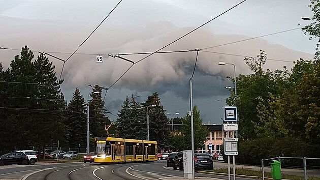 Shelf Cloud zaznamenaný v plzeňských Skvrňanech. (31. srpna 2026)