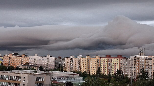 Dechberoucí shelf cloud nad plzeňským Bolevcem. (31. srpna 2026)
