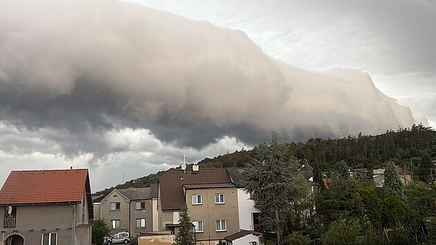 Mohutný shelf cloud prošel kolem sedmé hodiny ráno nad Plzní. (31. srpna 2026)