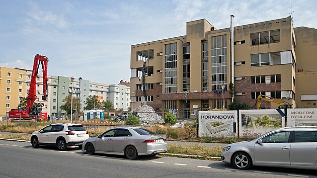 Bývalou centrální vývařovnu Škoda v Korandově ulici v Plzni nahradí nový objekt s mnoha byty. Původní objekt právě dělníci připravují k demolici. (25. srpna 2026)