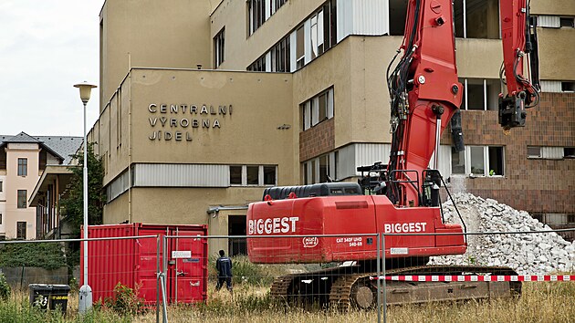 Bývalou centrální vývařovnu Škoda v Korandově ulici v Plzni nahradí nový objekt s mnoha byty. Původní objekt právě dělníci připravují k demolici. (25. srpna 2026)