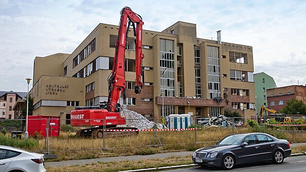 Bývalou centrální vývařovnu Škoda v Korandově ulici v Plzni nahradí nový objekt s mnoha byty. Původní objekt právě dělníci připravují k demolici. (25. srpna 2026)