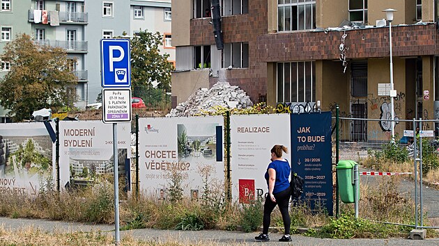 Bývalou centrální vývařovnu Škoda v Korandově ulici v Plzni nahradí nový objekt s mnoha byty. Původní objekt právě dělníci připravují k demolici. (25. srpna 2026)