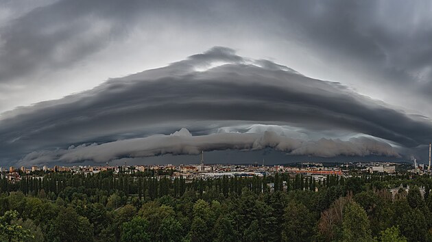 Shelf cloud v pondělí ráno nad Plzní. (31. srpna 2026)