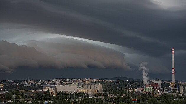Shelf cloud v pondělí ráno nad Plzní. (31. srpna 2026)