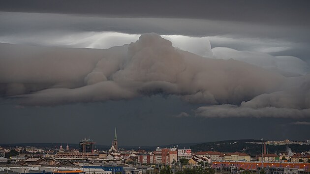 Shelf cloud v pondělí ráno nad Plzní. (31. srpna 2026)