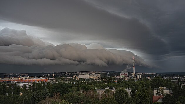Shelf cloud v pondělí ráno nad Plzní. (31. srpna 2026)